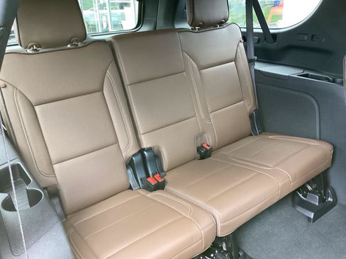 Used 2025 Chevrolet Suburban High Country AWD/4WD image 6