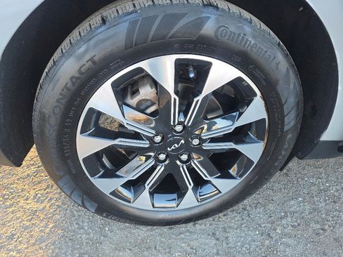 Used 2024 Kia Carnival EX image 26