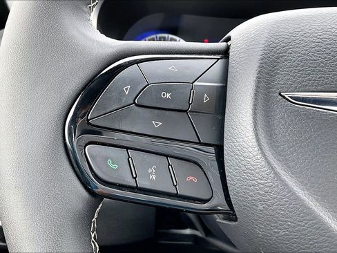 Used 2025 Chrysler Pacifica Limited FWD image 16