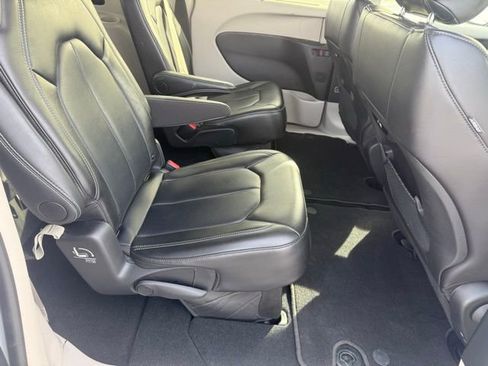 Used 2024 Chrysler Pacifica Touring-L FWD image 27
