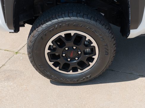 Used 2025 Toyota Tacoma TRD Off-Road AWD/4WD image 6