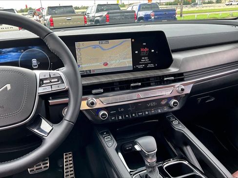 Used 2025 Kia Telluride SX w/ SX Captain's Chair Package FWD image 12