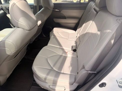 Used 2023 Toyota Highlander XLE image 12