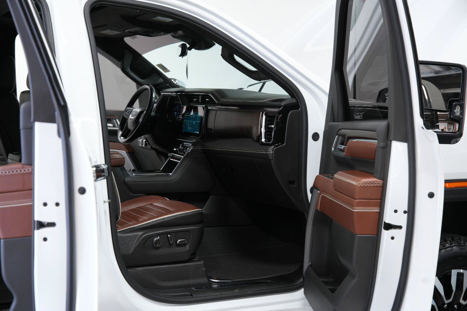 Used 2024 GMC Sierra 2500 Denali Ultimate AWD/4WD image 14