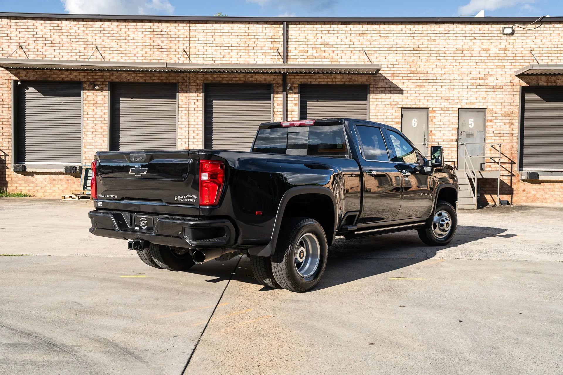 Used 2023 Chevrolet Silverado 3500 High Country AWD/4WD image 2