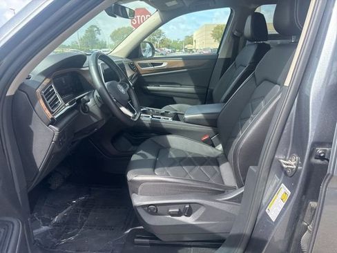 Used 2025 Volkswagen Atlas SE image 6