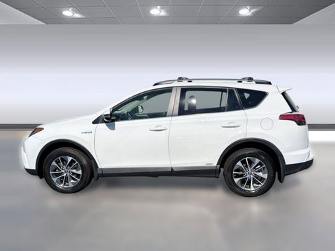 Used 2018 Toyota RAV4 XLE AWD/4WD image 2