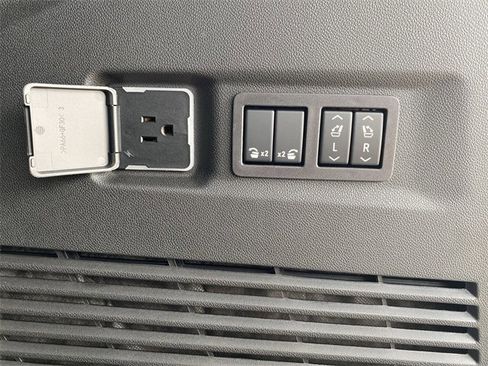 New 2025 Chevrolet Suburban Premier image 28