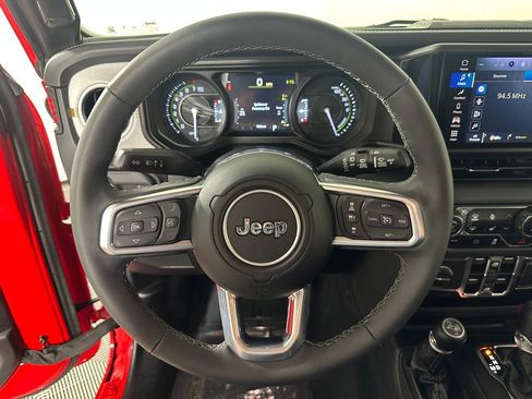 Used 2025 Jeep Wrangler Unlimited Sahara w/ Safety Group AWD/4WD image 25