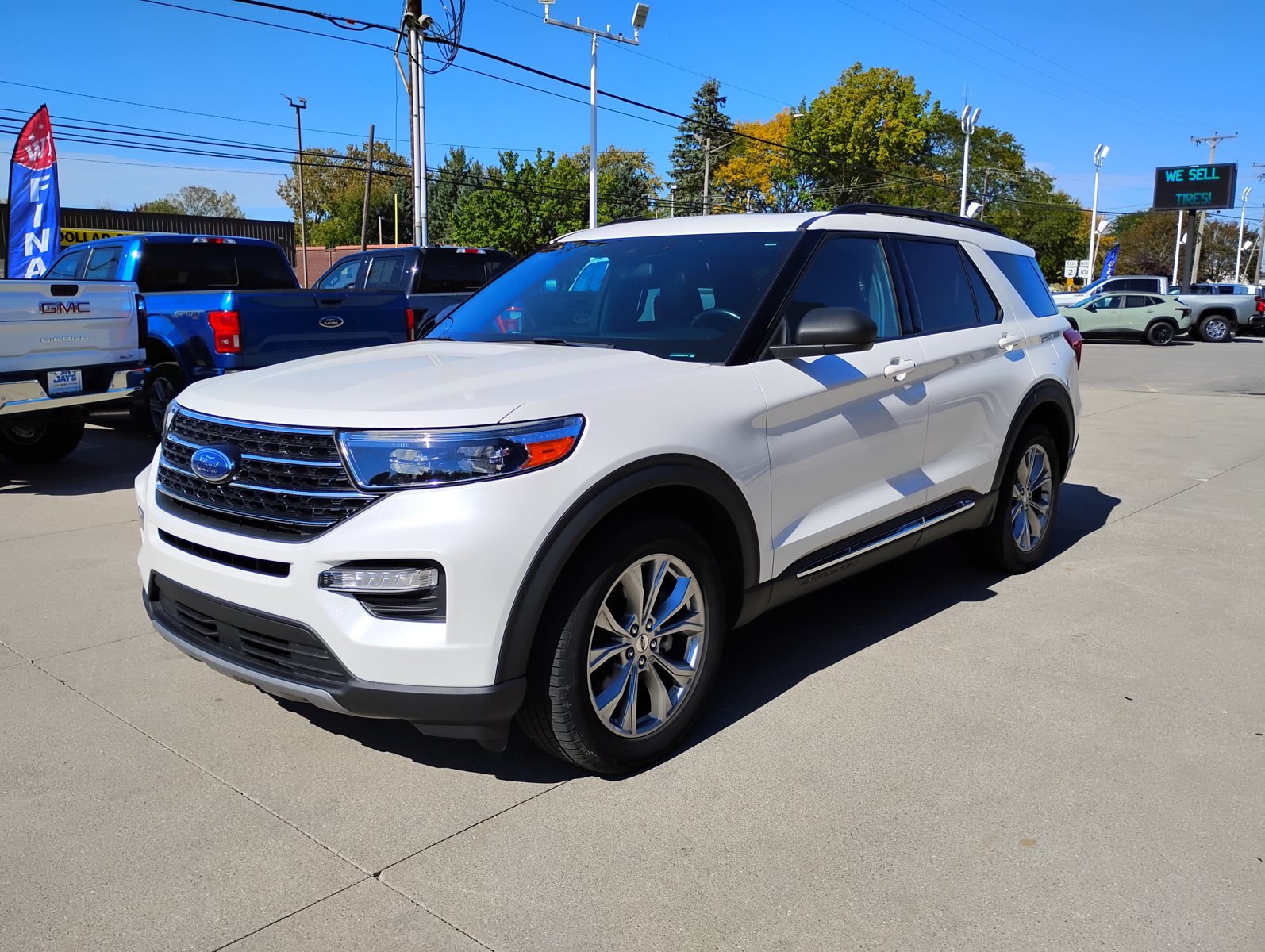 Used 2020 Ford Explorer XLT w/ Equipment Group 202A AWD/4WD image 14