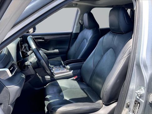 Used 2020 Toyota Highlander Limited FWD image 25