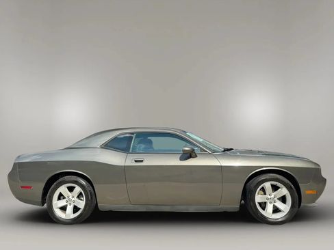 Used 2010 Dodge Challenger SE RWD image 4