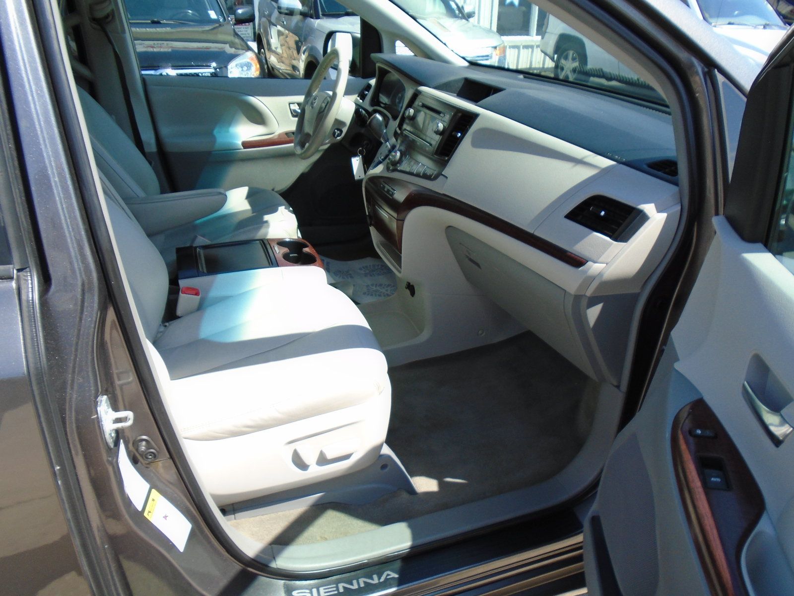 Used 2012 Toyota Sienna XLE AWD/4WD image 12