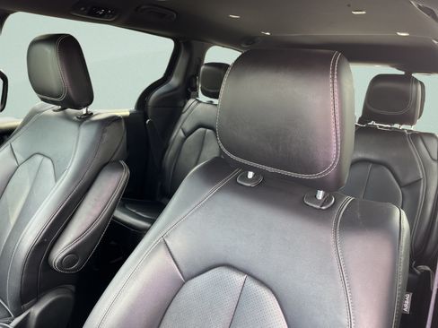 Used 2025 Chrysler Pacifica Select FWD image 13