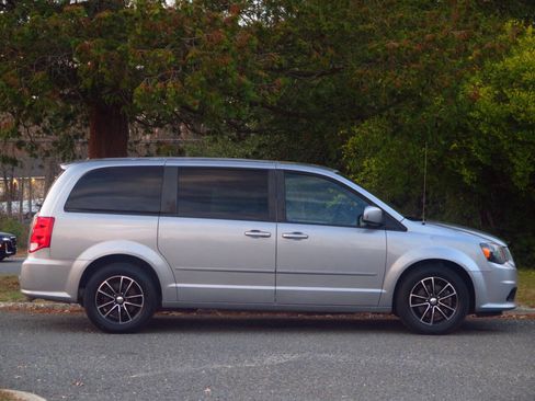 Used 2015 Dodge Grand Caravan R/T image 5