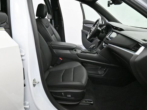 Certified 2025 Cadillac XT6 Luxury FWD image 35