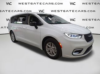 Used 2024 Chrysler Pacifica Touring-L video 2