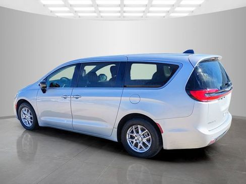 Used 2024 Chrysler Pacifica Touring-L image 10