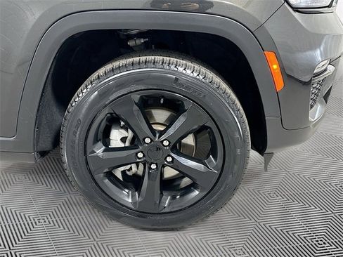 Used 2024 Jeep Grand Cherokee Limited w/ Black Appearance Package image 14