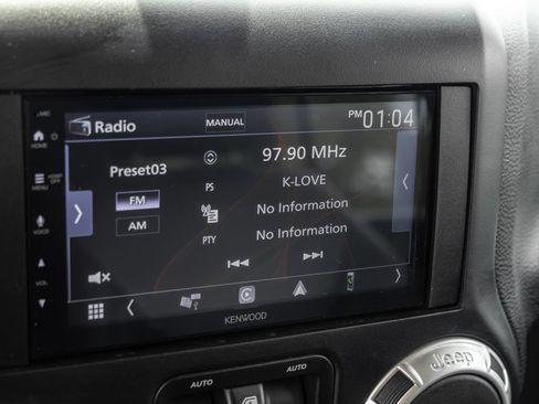 Used 2017 Jeep Wrangler Unlimited Sahara w/ Connectivity Group AWD/4WD image 17