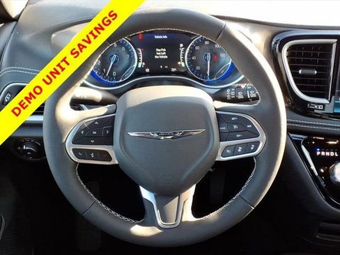 New 2026 Chrysler Pacifica Select image 11