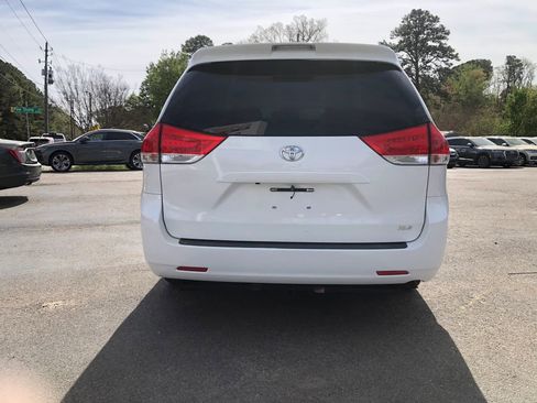 Used 2012 Toyota Sienna XLE image 4