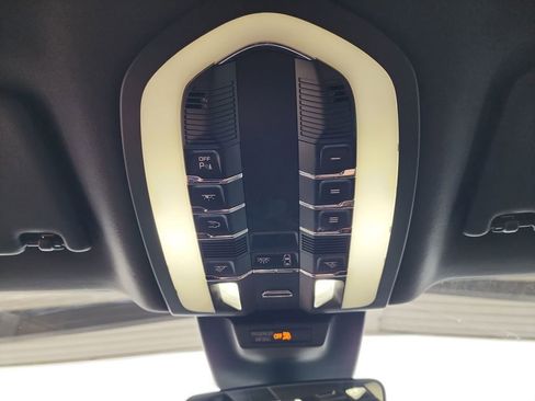 Used 2022 Porsche Macan image 33