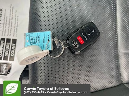 Used 2023 Toyota Venza Limited image 27
