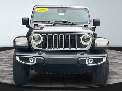 Used 2025 Jeep Wrangler Unlimited Sahara AWD/4WD image 2