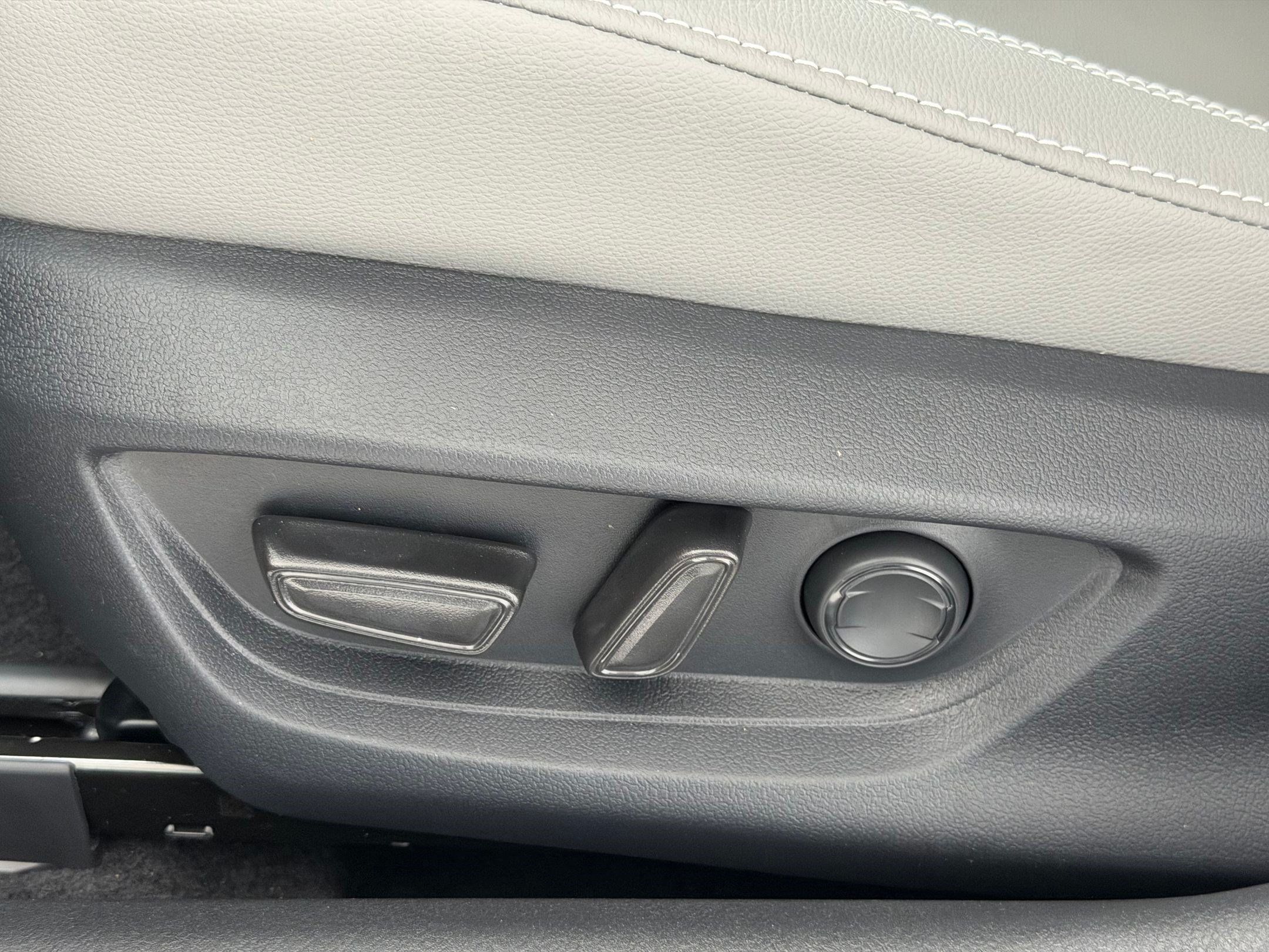 Used 2026 Toyota Camry SE w/ Multimedia Upgrade Package FWD image 15