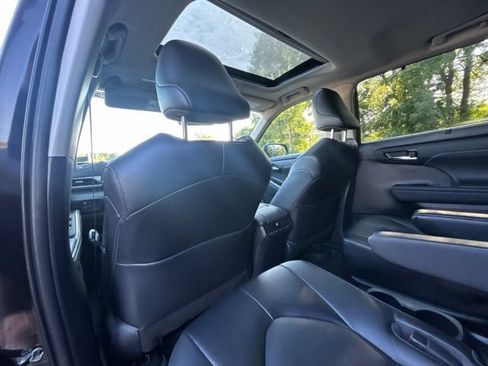 Used 2022 Toyota Highlander XLE AWD/4WD image 41