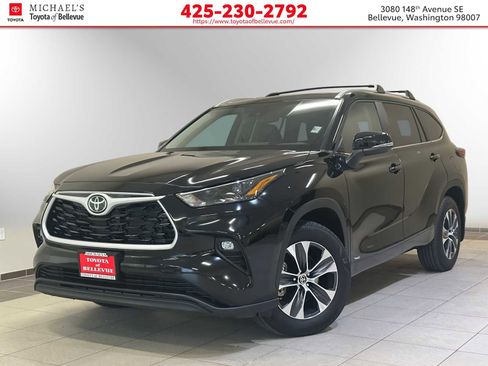 Certified 2025 Toyota Highlander XLE image 1