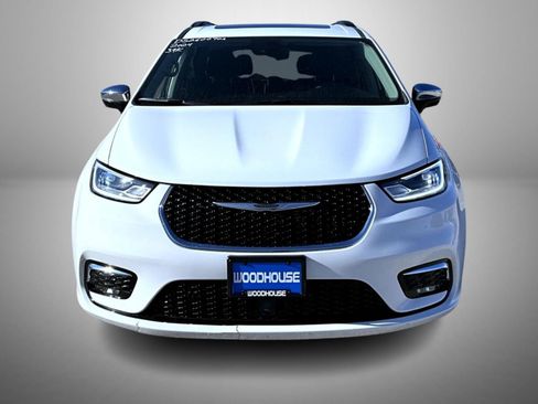 Certified 2023 Chrysler Pacifica Limited w/ Uconnect Theater Family Group image 2