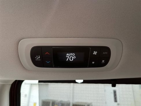 Used 2017 Chrysler Pacifica Limited FWD image 22
