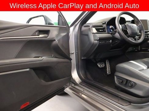 Used 2025 Toyota Camry SE image 11