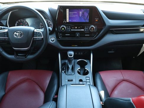 Used 2024 Toyota Highlander XSE image 2