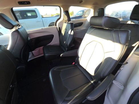 Used 2024 Chrysler Pacifica Touring-L FWD image 10