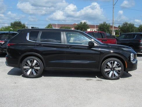 New 2025 Mitsubishi Outlander SE image 2