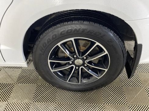 Used 2015 Dodge Grand Caravan SXT FWD image 16