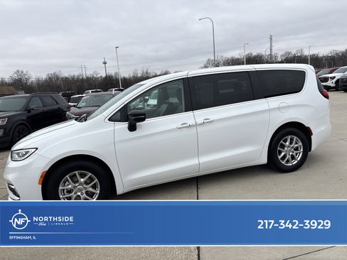 Used 2024 Chrysler Pacifica Touring-L image 1