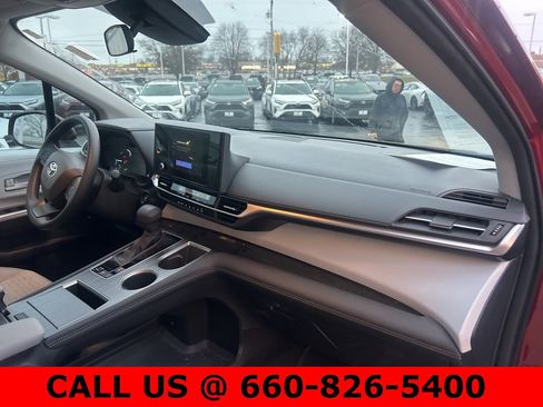 Certified 2025 Toyota Sienna LE image 8