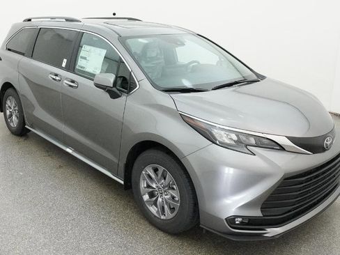 New 2026 Toyota Sienna XLE FWD image 11