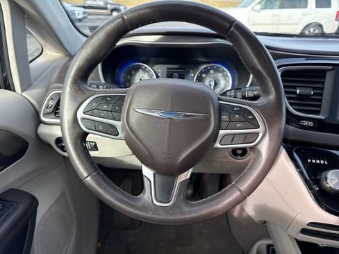 Used 2018 Chrysler Pacifica Touring-L image 15