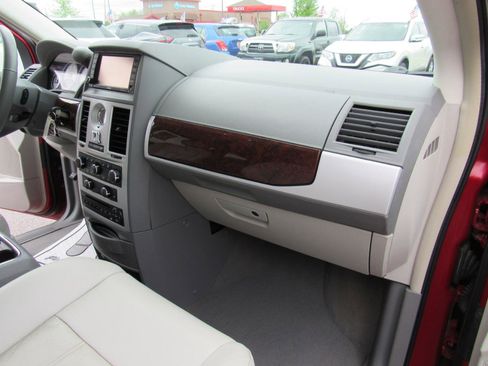 Used 2010 Chrysler Town & Country Touring FWD image 36