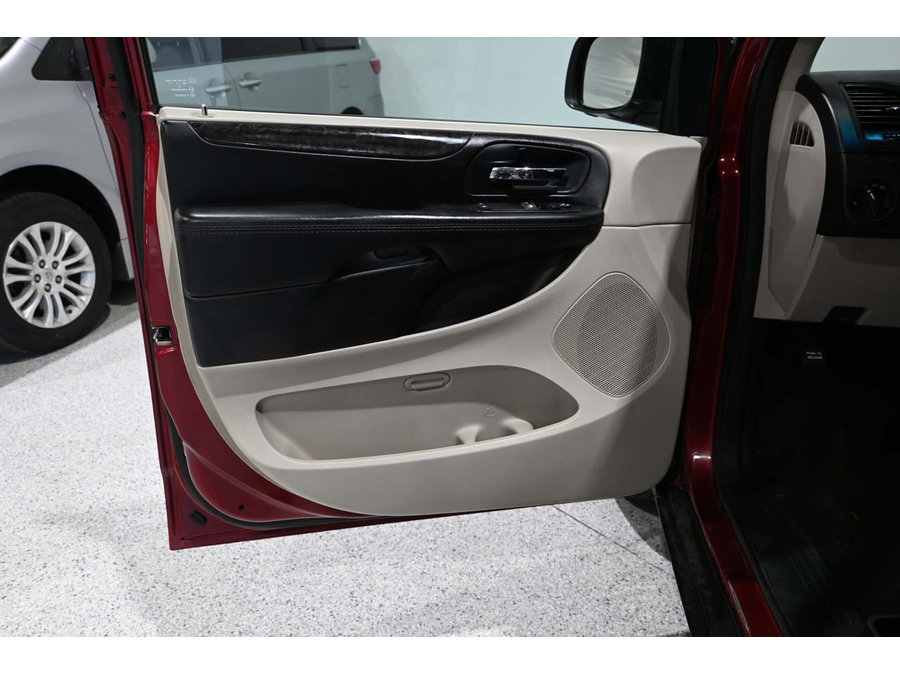 Used 2015 Dodge Grand Caravan American Value Package FWD image 26