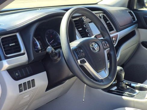 Used 2018 Toyota Highlander LE image 10