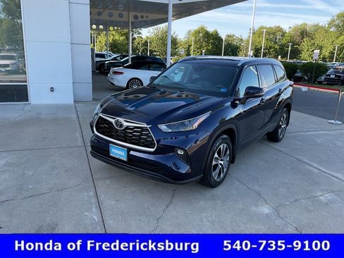 Used 2022 Toyota Highlander XLE AWD/4WD image 2