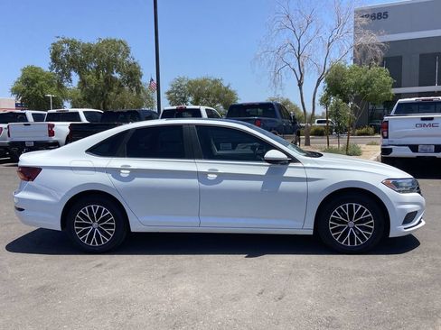 Used 2019 Volkswagen Jetta SE FWD image 2