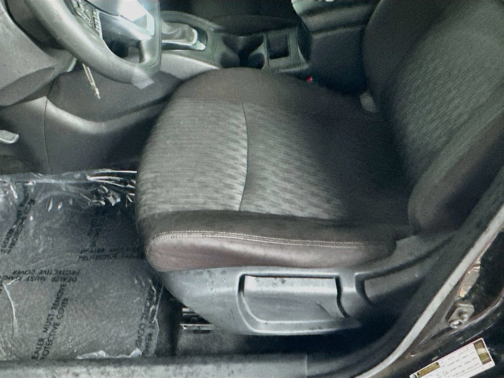 Used 2020 Nissan Rogue S FWD image 18