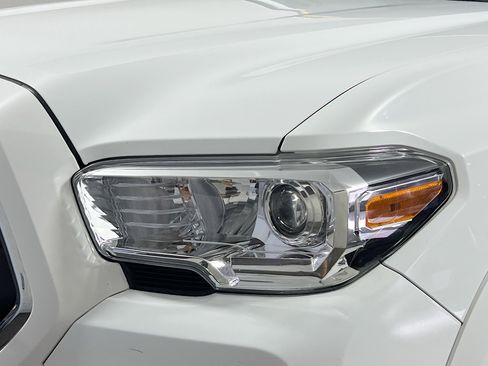 Used 2022 Toyota Tacoma SR5 w/ Technology Package image 11